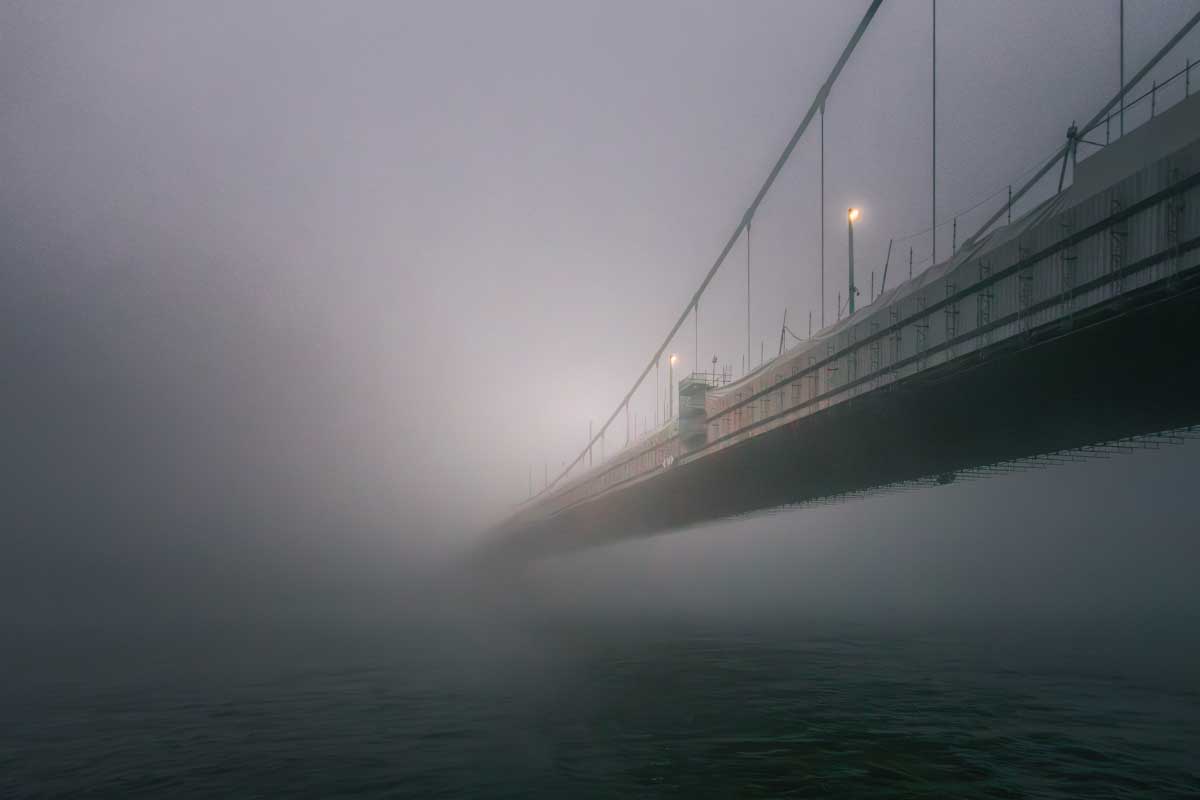 Brücke im Nebel